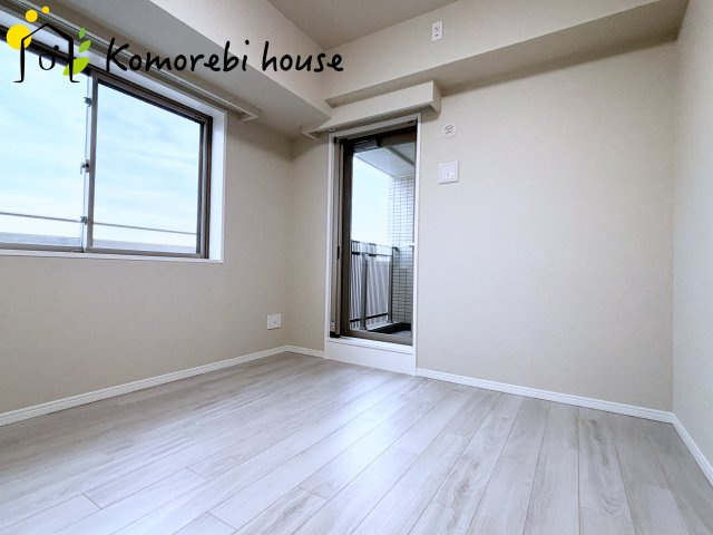 コスモ大宮日進ビューステージの洋室|明るい光が差し込む洋室は、寝室・子ども部屋・ワークスペースなど多用途に使える自由度の高い空間。家具の配置もしやすく、暮らしに合わせて柔軟に活用できます。															