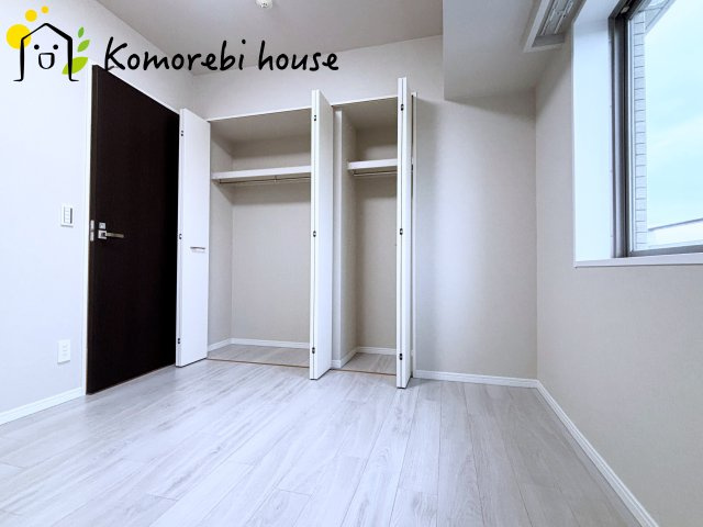 コスモ大宮日進ビューステージの洋室|広さにゆとりがあるので、衣装ラックや小さなドレッサーも置けるのが魅力。朝の身支度もスムーズになり、一日の始まりを快適に迎えられます。