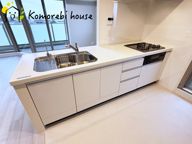 コスモ大宮日進ビューステージのキッチン|広々LDKとつながるキッチンは、家族との会話を楽しみながら調理ができる設計です。															