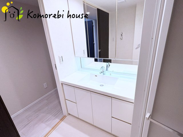 コスモ大宮日進ビューステージの独立洗面台|三面鏡の裏にたっぷりと収納スペースを確保した機能的な洗面台。身支度のしやすさと実用性を兼ね備え、朝の忙しい時間をさりげなくサポートします。															