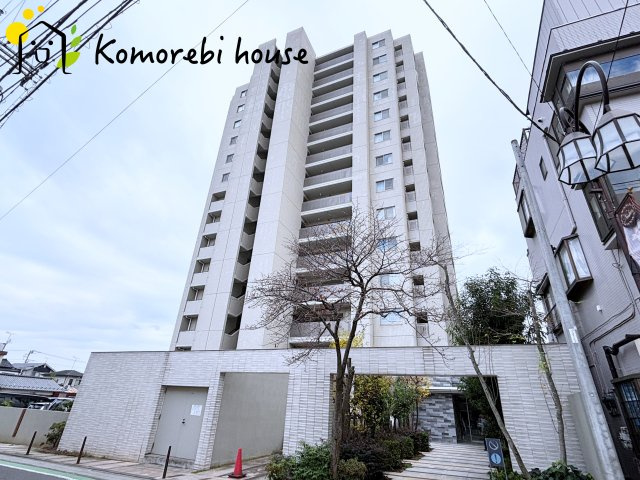 コスモ大宮日進ビューステージの外観|洗練された外観デザインのマンション。シンプルで飽きのこないフォルムが特徴で、長く住まうほど愛着が湧く佇まいです。