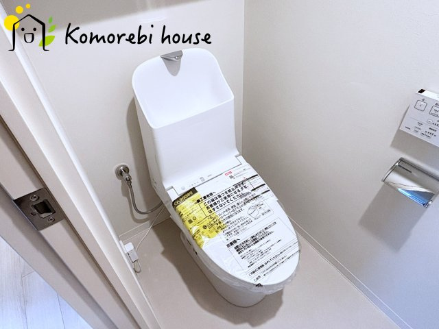 コスモ大宮日進ビューステージのトイレ|限られたスペースでも圧迫感を感じさせない、すっきりデザインのトイレ。壁付け収納や節電型のスリム設計で、コンパクトでも“広く見える”快適空間を叶えます。															