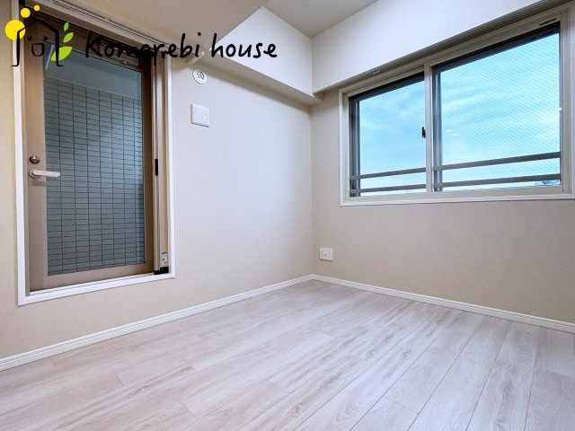 コスモ大宮日進ビューステージの寝室|寝室にはゆとりのある広さがあり、大きめのベッドも余裕をもって配置できます。実際に内覧いただければ、サイズ感もよりイメージしやすいと思います。採寸もその場でご協力いたしますので、ぜひお確かめください。