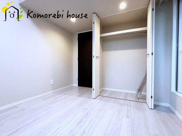 コスモ大宮日進ビューステージの寝室|一日の疲れをゆっくり癒せる主寝室は、ベッドを置いてもゆとりある広さが魅力。収納完備で衣類もスッキリ収まり、静かで落ち着いた空間が快適な眠りをサポートします。															