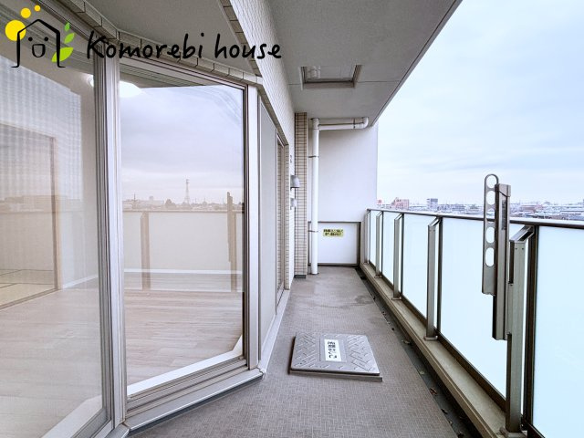 コスモ大宮日進ビューステージのバルコニー|屋根付きのバルコニーは雨の日でも安心して洗濯物が干せる便利な空間。外からの視線も気になりにくく、ちょっとした憩いの場としても使えます。															