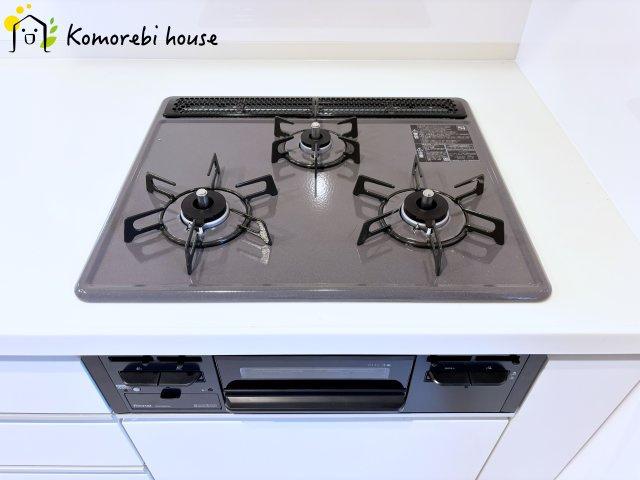 コスモ大宮日進ビューステージのキッチン|同時調理が叶う3口コンロと便利なグリル付き。忙しい朝のお弁当作りも、夕食の複数メニューもスムーズにこなせる頼れる設備です。															