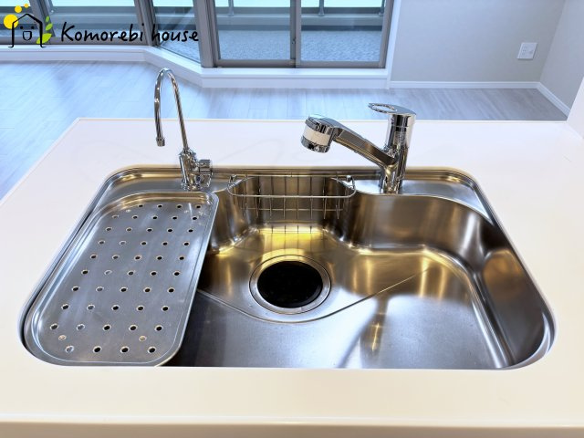 コスモ大宮日進ビューステージのキッチン|水切りがついているため、周囲を濡らすことなく清潔にお使いいただける水洗い場です。												