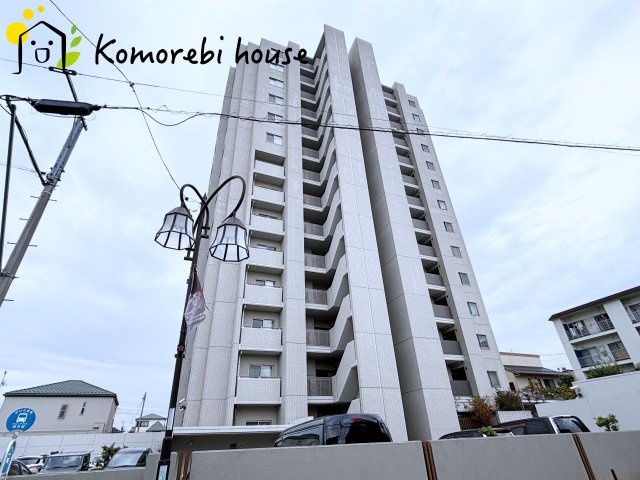 コスモ大宮日進ビューステージの外観|洗練された外観デザインのマンション。シンプルで飽きのこないフォルムが特徴で、長く住まうほど愛着が湧く佇まいです。