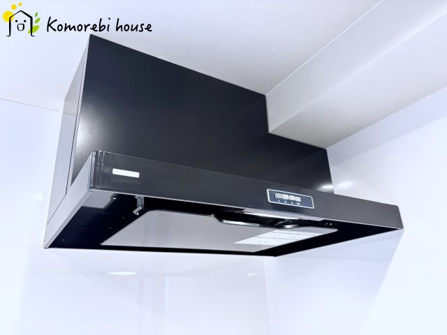 コスモ大宮日進ビューステージのキッチン|吸引力の高いレンジフードが煙や匂いを素早く排出。揚げ物や炒め物も気兼ねなくでき、リビングに匂いを残しません。															