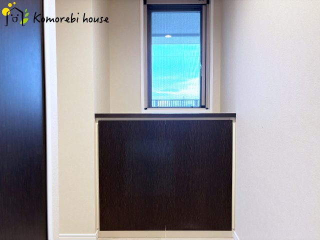 コスモ大宮日進ビューステージの収納|玄関の突き当りにもコンパクトな収納があり、棚の上に窓があるので植物を置くと自然を感じられます。