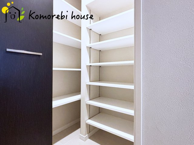 コスモ大宮日進ビューステージの収納|シューズインクローゼットで靴や小物をまとめて収納。家族みんなが使いやすい玄関空間です。															