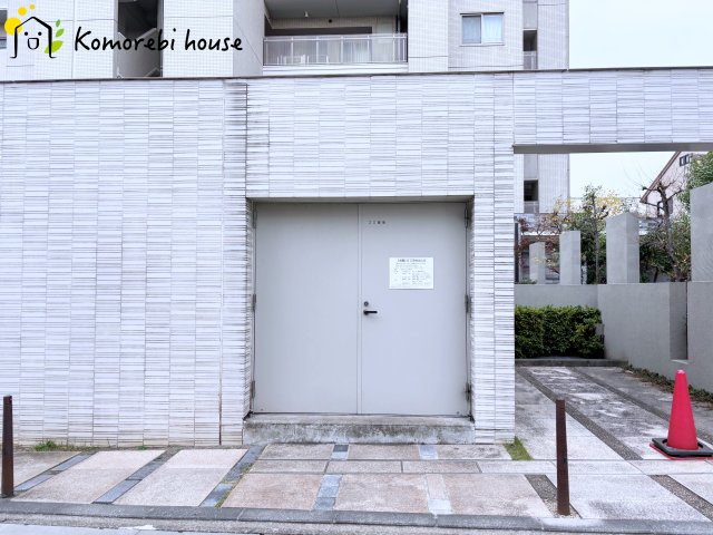 コスモ大宮日進ビューステージのその他|ドア付きのゴミ捨て場は清潔に保たれています。