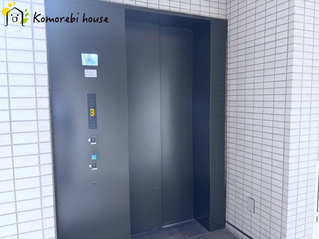 コスモ大宮日進ビューステージのその他共用部分|シックな黒いエレベーターがあります。