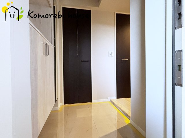 コスモ大宮日進ビューステージの玄関|シューズインクローゼットで靴や小物をまとめて収納。家族みんなが使いやすい玄関空間です。															