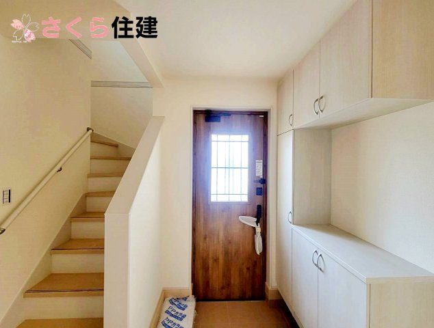 リーブルガーデン宇都宮細谷第7　2号棟の玄関|家族全員分の靴も収納可能な靴箱を完備した玄関