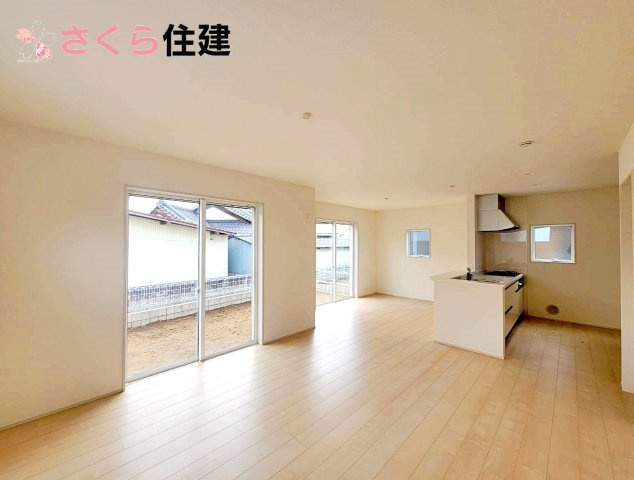 リーブルガーデン宇都宮細谷第7　2号棟の居間・リビング|たっぷりの陽光と爽やかな風を感じて頂ける、開放感あふれるリビングです。
