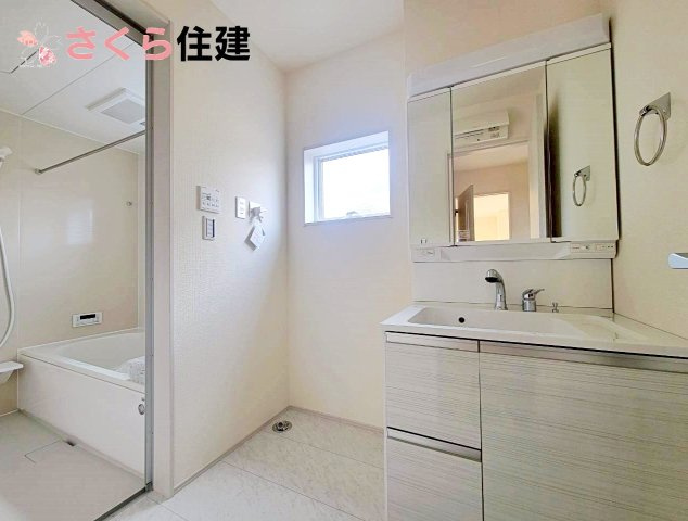 リーブルガーデン宇都宮細谷第7　2号棟の洗面所|３面鏡の裏にはたっぷりと収納スペースを標準装備！											
