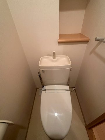 サーパス西の土居 8階のトイレ|快適な温水洗浄便座を完備した、美装済みのトイレ空間です。白を基調とした内装が清潔感を際立たせ、毎日使う場所だからこその心地よさを提供します。ペーパーホルダー等の備品も整っており、すぐに使用可能です。