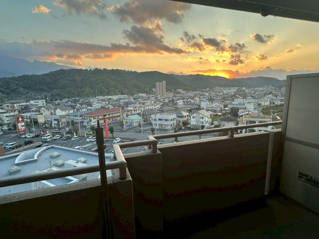 サーパス西の土居 8階の展望|周囲に高い建物が少ないため、プライバシーを保ちつつ景色を楽しめるバルコニーです。洗濯物だけでなく布団干しもスムーズな広さを確保。8階ならではの爽やかな風を感じ、四季の移ろいを身近に感じられる空間です。