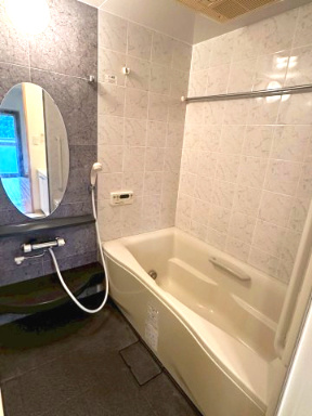 サーパス西の土居 8階の浴室|1日の疲れをゆったりと癒せる、清潔感のあるバスルームです。室内美装済みで、壁や床も心地よくお使いいただけます。シンプルな設計でお手入れもしやすく、毎日のお掃除が負担にならない快適なリラックス空間です。