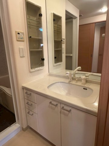 サーパス西の土居 8階の独立洗面台|収納力の高い洗面台を完備。散らかりがちな洗面小物も収納できるため、常に整った状態をキープできます。美装済みの清潔な空間で、毎日の習慣が軽やかになります。