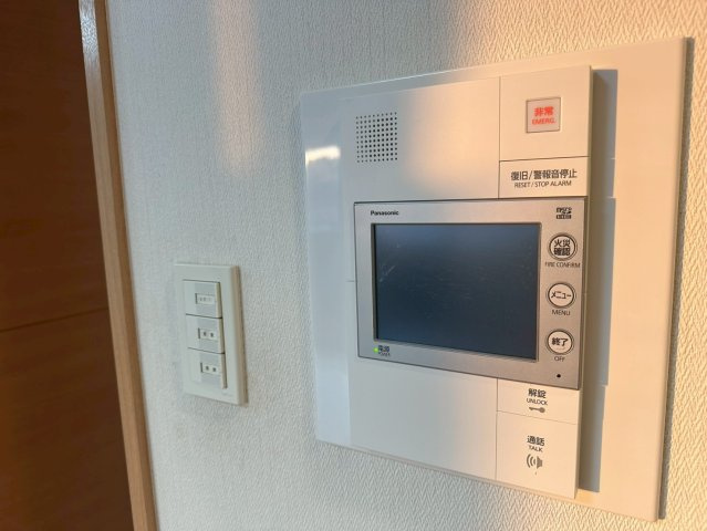 サーパス西の土居 8階の防犯設備|来訪者の顔をカラーモニターで確認してから応対できるため、防犯面で非常に安心です。オートロックの解錠も室内からスムーズに行え、不審者の侵入を未然に防ぎます。小さなお子様がいるご家庭でも心強い設備です。