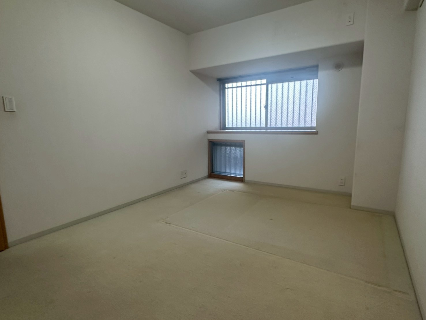 サーパス西の土居 8階の洋室|主寝室としても活用できるゆとりのある居室です。収納スペースを備えているため、衣類や季節物もすっきり整理可能。室内美装済みで清潔感があり、一日の終わりに静かな環境でゆっくりと休息をとれる空間です。