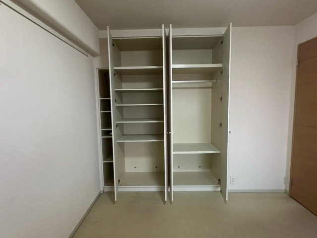 サーパス西の土居 8階の収納|収納完備で部屋を広く使えるため、趣味のスペースを設けることも可能。落ち着いた内装が、集中力とリラックスを支えます。