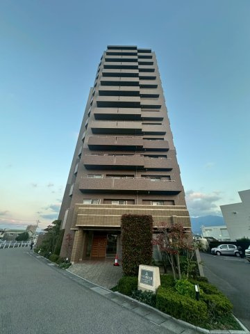 サーパス西の土居 8階の外観|14階建ての落ち着いた外観デザインが特徴のマンションです。オートロックや防犯カメラを完備し、堅牢な造りが住まう人の安全を象徴しています。植栽やアプローチも管理が行き届き、清潔感のある印象を与えます。