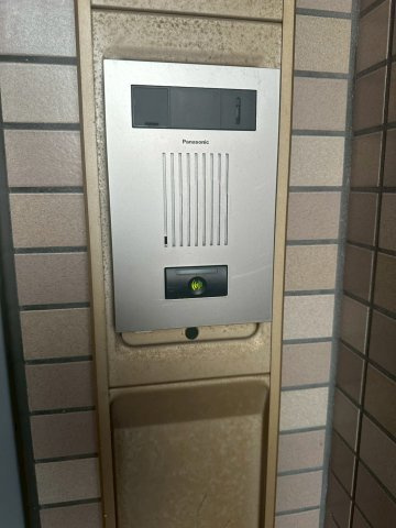 サーパス西の土居 8階の防犯設備|来訪者の顔をモニターではっきりと確認してから応対できるため、防犯面でも安心です。オートロックの解錠も室内からスムーズに行え、不審者の侵入を未然に防ぎます。小さなお子様がいるご家庭でも心強い設備です。