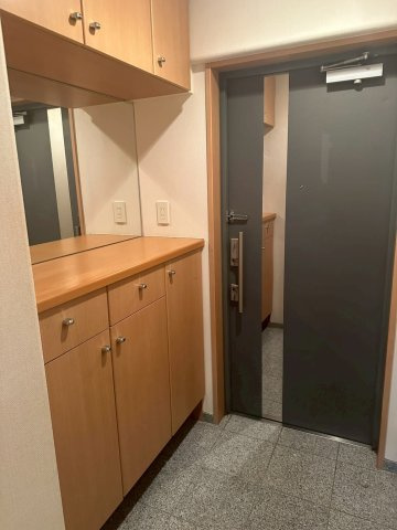サーパス西の土居 8階の玄関|玄関収納付きでお子様の靴も整理しやすいです。鏡が付いているので出かける前の身だしなみチェックができます。