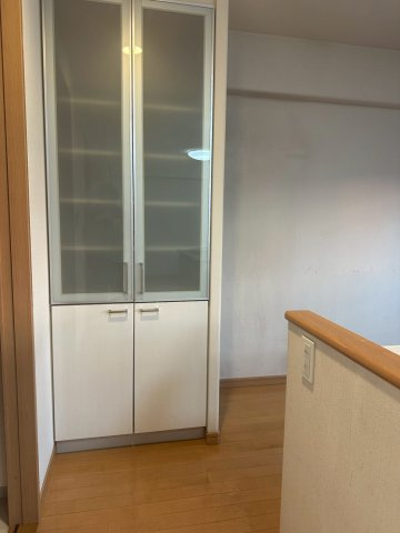 サーパス西の土居 8階の収納|食器棚がついているので収納場所に困りません。家族が使いやすいキッチンになっていて効率的な調理環境が毎日を支えます。