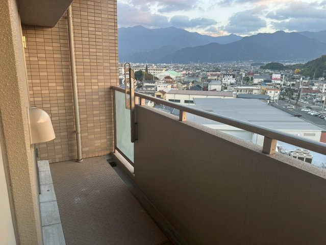 サーパス西の土居 8階のバルコニー|南向きに面したバルコニーは日当り良好で、洗濯物がカラッと乾きます。8階からの眺望は開放感があり、遠くの景色を眺めながら深呼吸したくなるような場所。