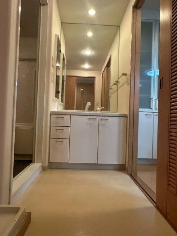 サーパス西の土居 8階の脱衣所|明るく清潔な洗面スペースは、家族が重なる朝の時間帯も使いやすい設計です。洗濯機への給排水もスムーズに行えるよう設備が整っており、家事の負担を軽減。