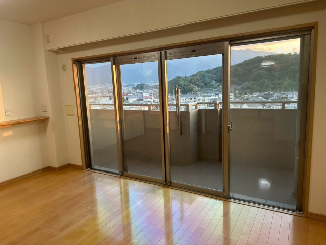 サーパス西の土居 8階の居間・リビング|南向きならではの明るい採光が、部屋全体を優しく包み込みます。日中は照明をつけなくても明るく過ごせるため、光熱費の節約にも貢献。開放的な景色を眺めながら、自分たちらしい時間をゆったりと刻める場所です。