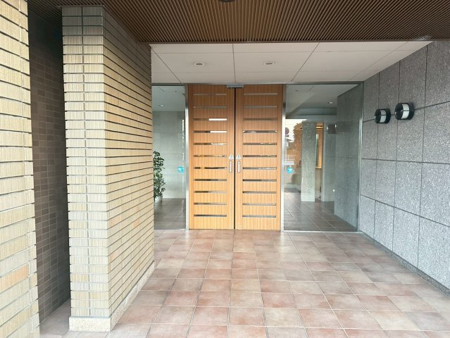 サーパス西の土居 8階|防犯対策が徹底されたエントランスが、家族の帰宅を優しく迎えます。