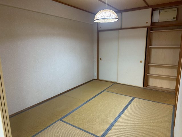 サーパス西の土居 8階の和室|リビングと家族構成に合わせて柔軟に使える居室です。趣味の部屋として、あるいは客間として、多様な用途に対応できる使い勝手の良さが、この住まいの大きな魅力です。