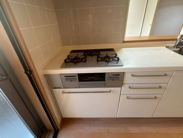 サーパス西の土居 8階のキッチン|料理をしながらお子様の様子を見れるキッチンです。室内美装済みのため、油汚れを気にせず清潔な状態で使い始められます。ダイニングへの配膳もスムーズな動線で、家族との食事の時間を大切にできる設計です。