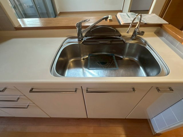 サーパス西の土居 8階のキッチン|広いシンクとコンロスペースを確保したキッチンは、複数の料理を並行して進める際もストレスを感じません。収納棚を活用すれば、キッチン周りを常に美しく保つことができ、効率的な調理環境が毎日を支えます。