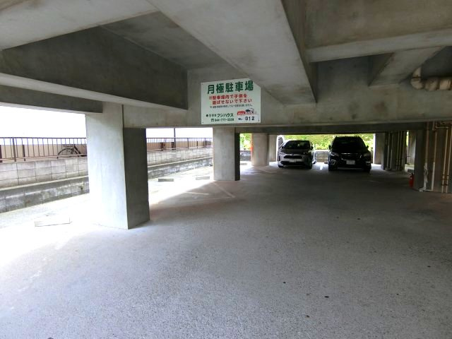 クリエール子母口の駐車場
