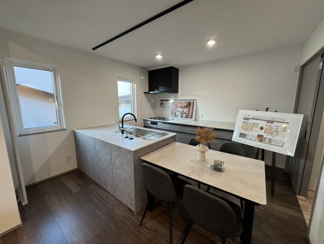 武佐3丁目【フルリノベーション】平屋の快適な暮らしを！のキッチン|内外装一新！デザイン性の高いアイランドキッチン☆