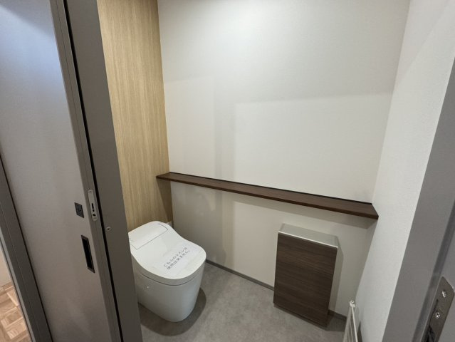武佐3丁目【フルリノベーション】平屋の快適な暮らしを！のトイレ|木目がおしゃれ！タンクレストイレで広々空間