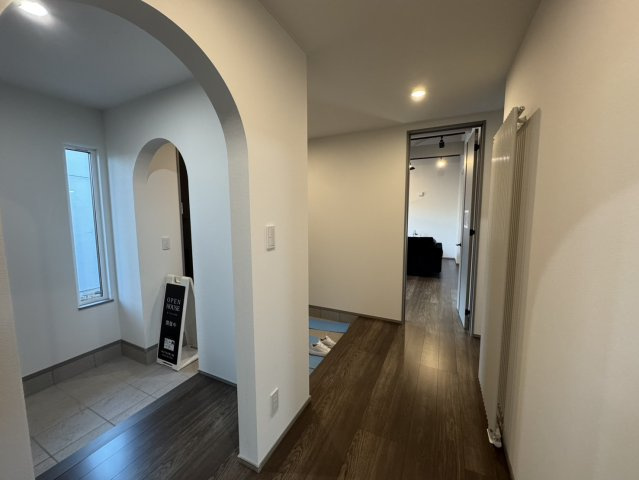 武佐3丁目【フルリノベーション】平屋の快適な暮らしを！の玄関|ゲストを温かく迎える、リノベ済の開放的なホール