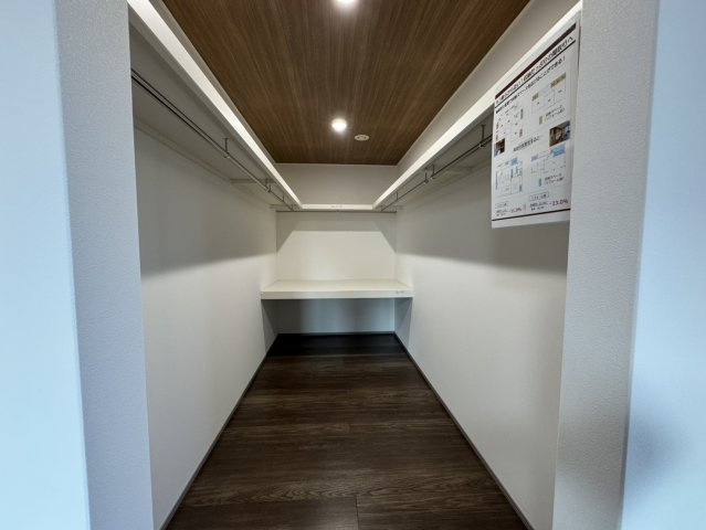 武佐3丁目【フルリノベーション】平屋の快適な暮らしを！の収納|奥行きと棚付き！大容量で使いやすいWICL