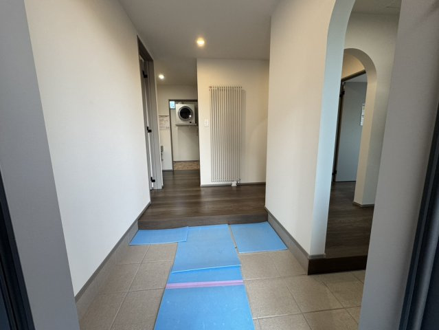 武佐3丁目【フルリノベーション】平屋の快適な暮らしを！の玄関|おしゃれなアーチ！温かみのある広々玄関ホール