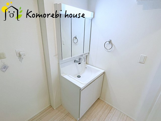 北本市宮内　３期　新築一戸建て　04の独立洗面台|独立洗面台あり、毎朝おしゃれに忙しい女性の方におすすめです