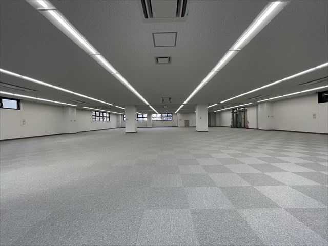 宍倉ビルの洋室