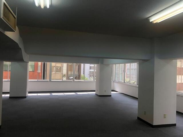 銀友ビルの洋室