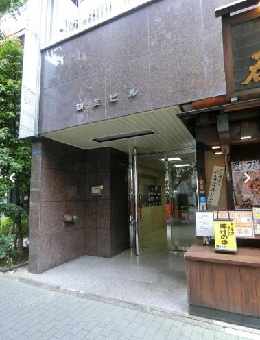 銀友ビルのエントランス