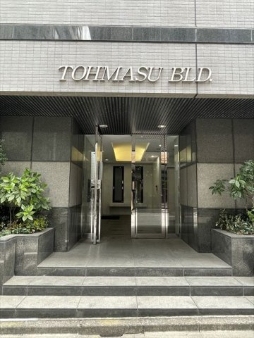 東益ビルのエントランス